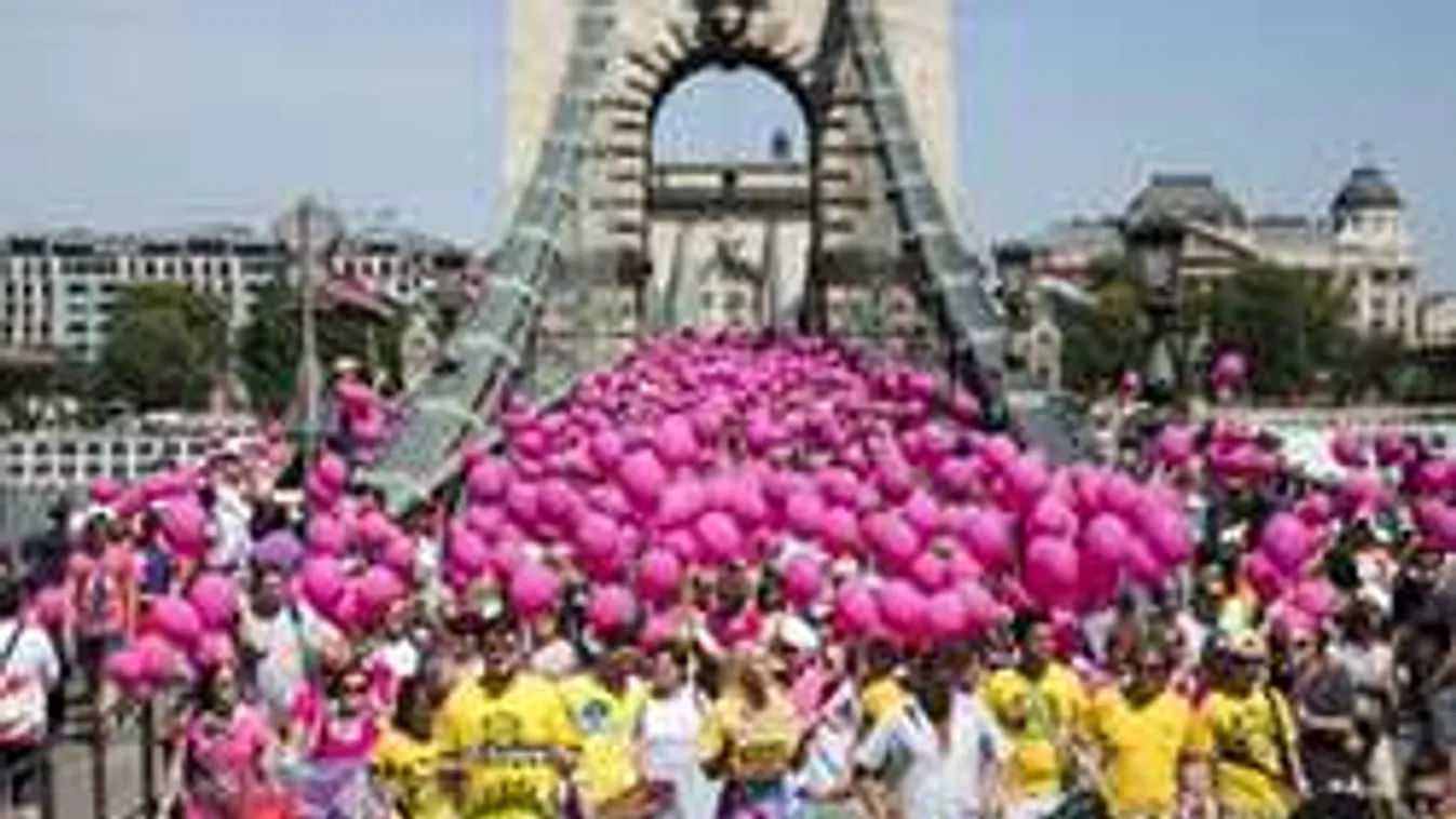 Sztárfelvonulás a mellrák elleni demonstráción