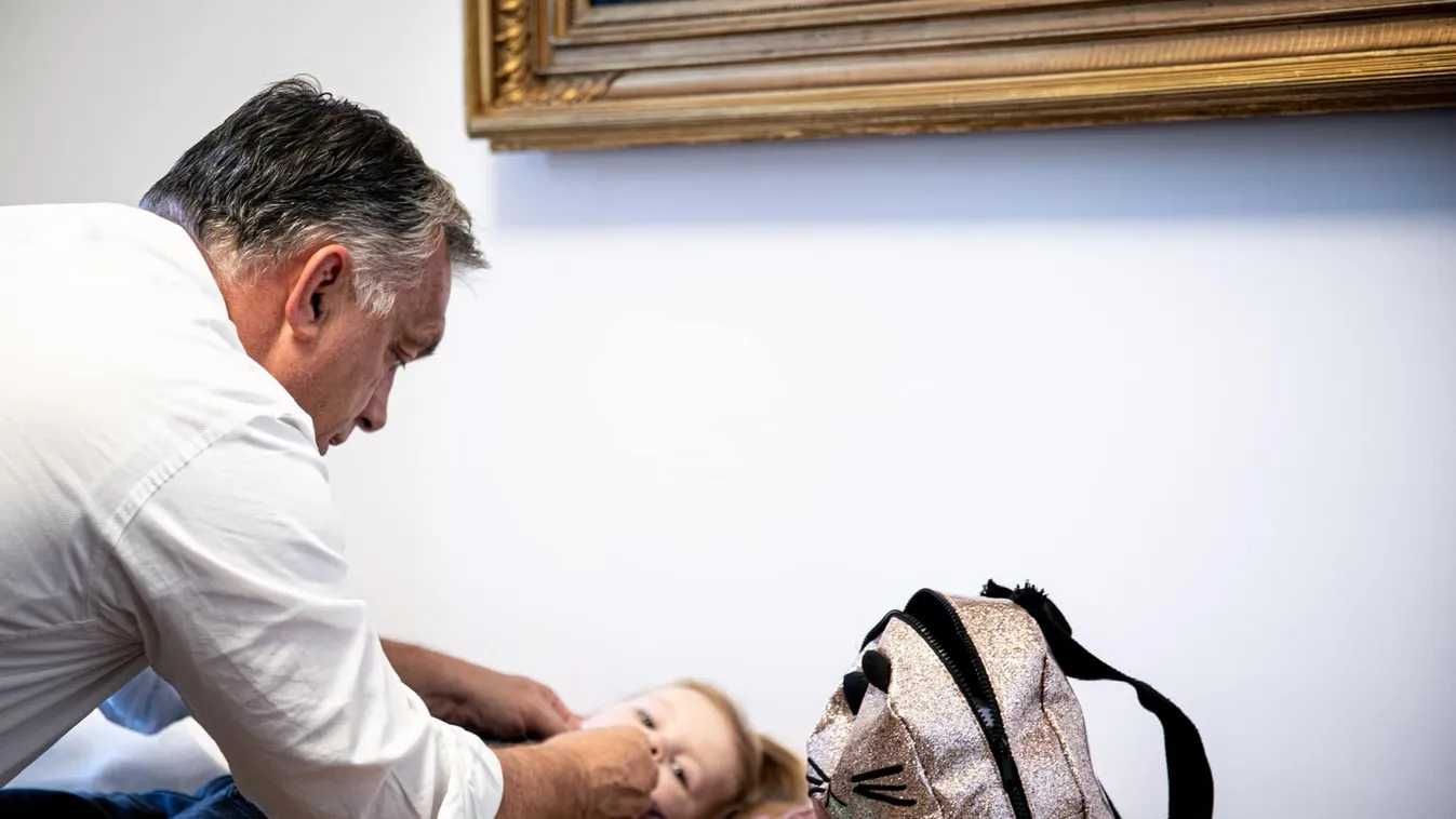Szívmelengető fotó jelent meg Orbán Viktorról: kisunokáját öltözteti