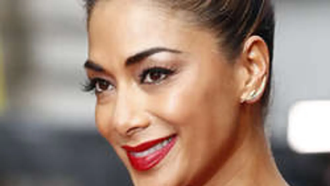 Részegen tántorgott az utcán a dögös énekesnő!