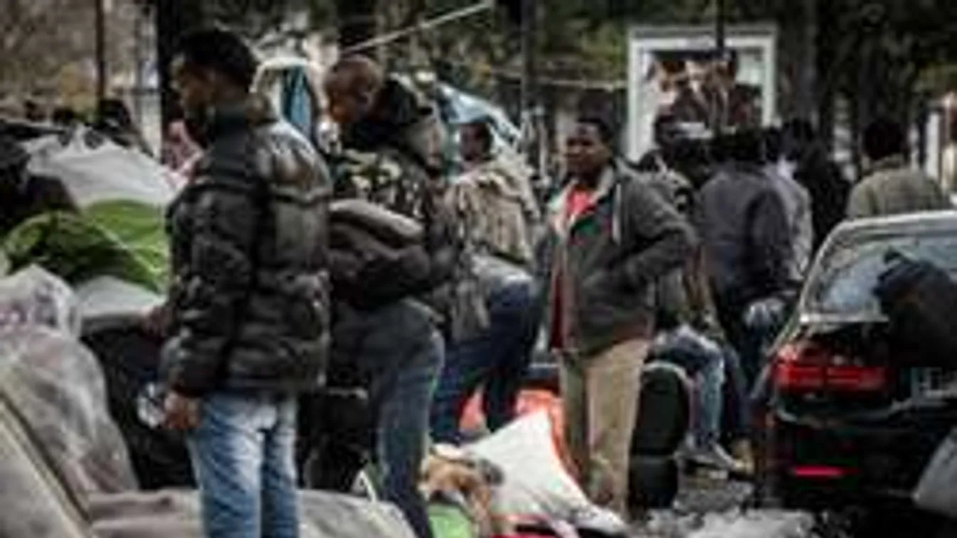 Párizst elözönlötték a migránsok, a kormány tehetetlen