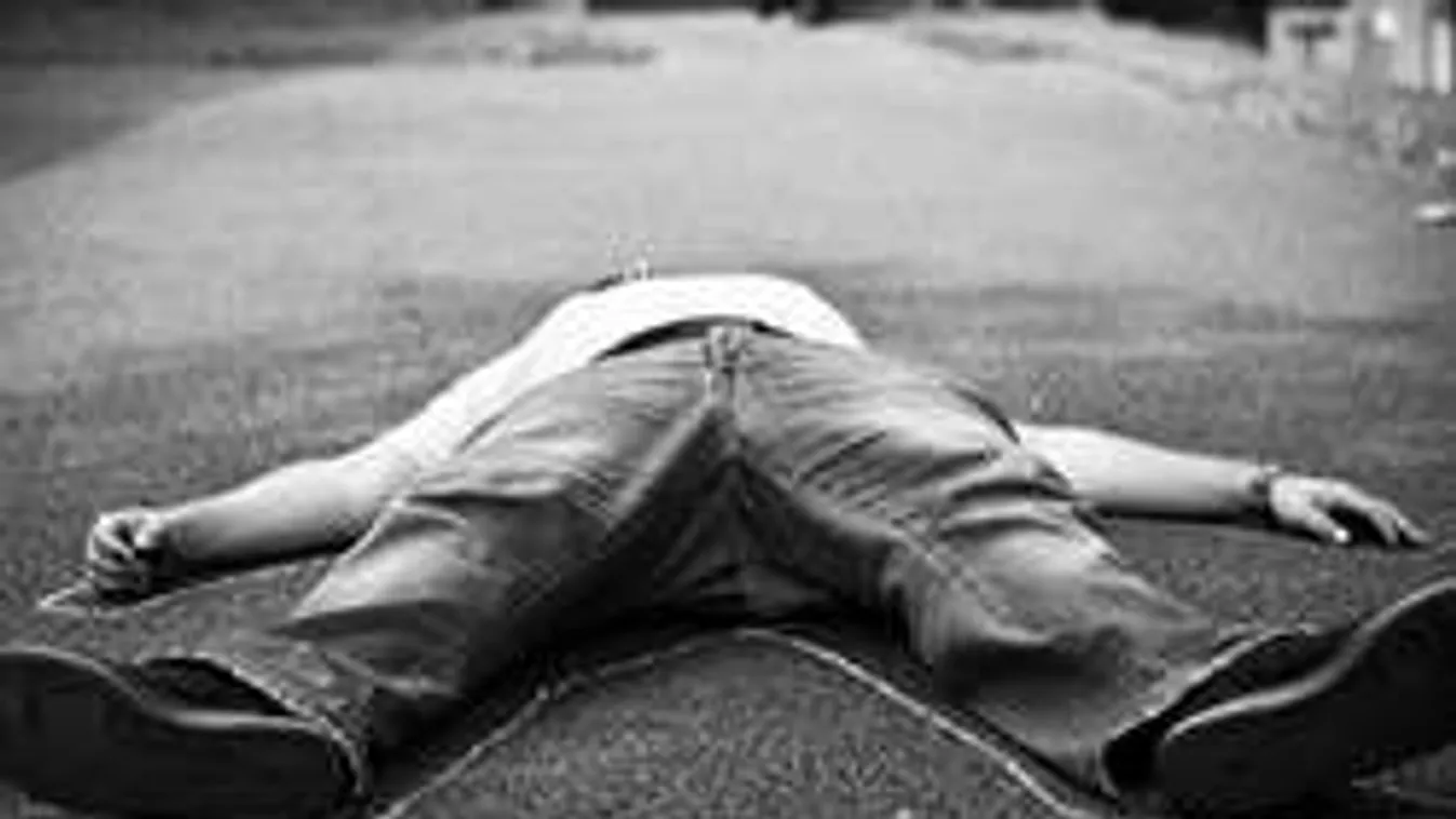 Ismeretlen, tetovált holttestet találtak Budapesten, a Duna partján - Fotók