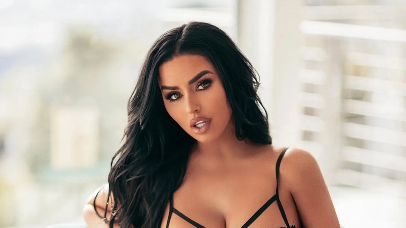 Vadító bőrruha, szinte mindent megmutat brutális melleiből a színésznő