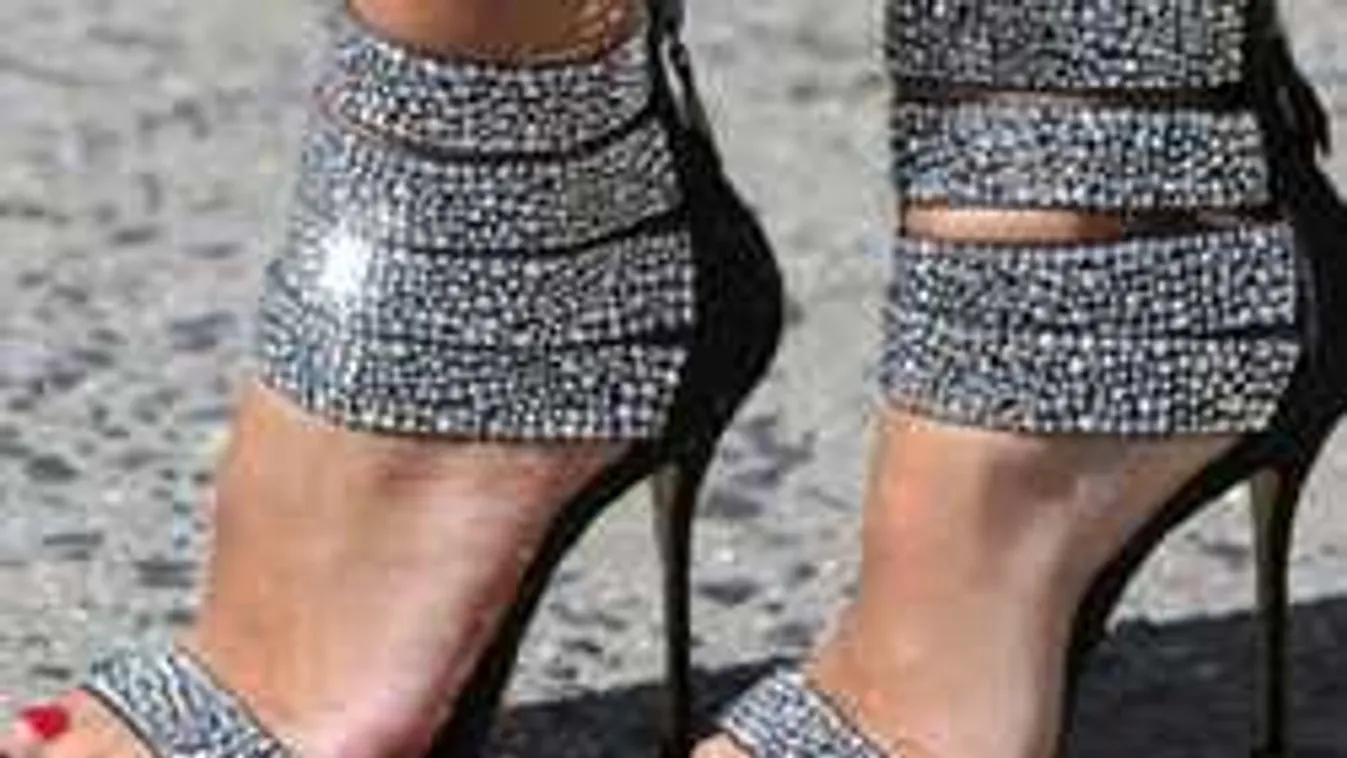 Kicsit kényelmetlen, de csábítóan szexi lábat csinál ez a cipődivat