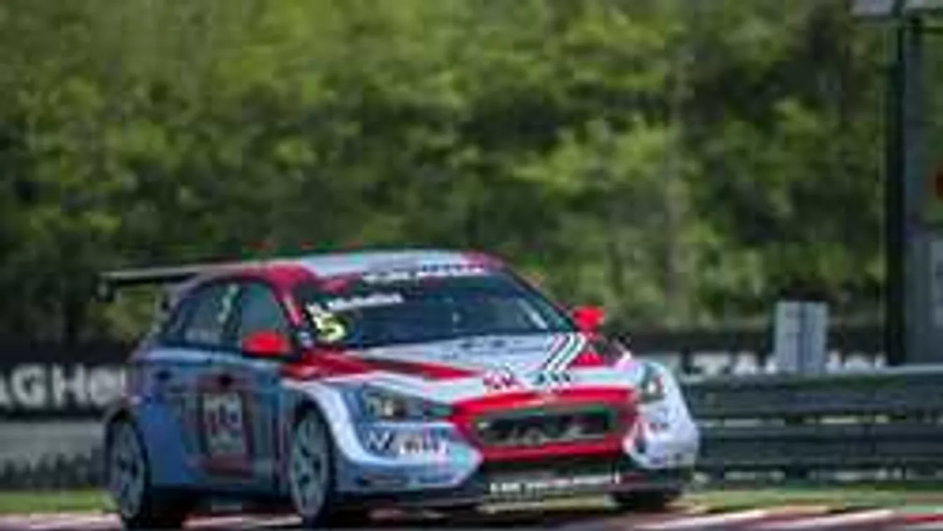 Michelisz Norbi ütközött, így esett ki a magyar versenyző - videó