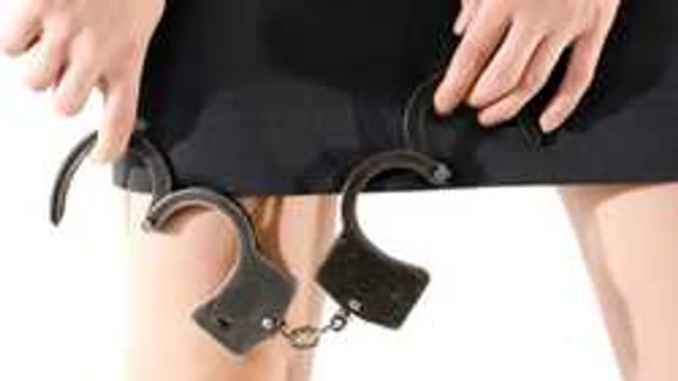 Lebukott a perverz rendőrnő: sírva ismerte be, mit művelt az ágyban a fiúval