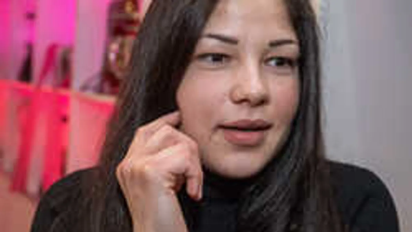 Egy szál bugyiban tetováltatott Gáspár Evelin