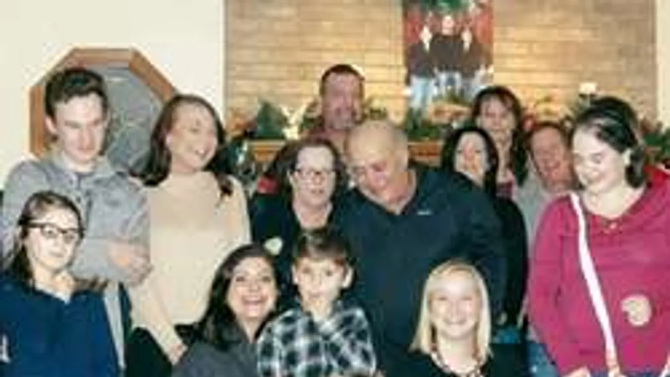 Elsz*rta a karácsonyi fotót a család kutyája