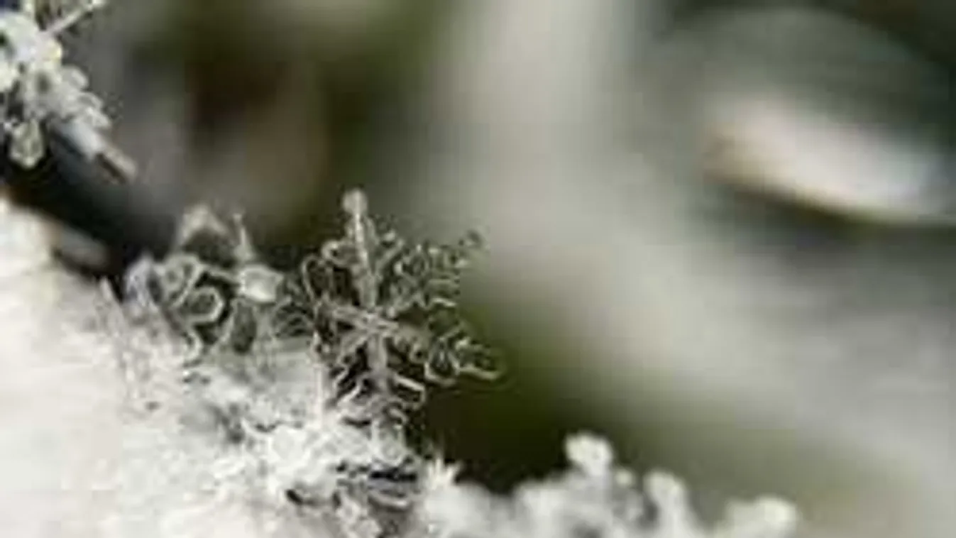 Szakad a hó több helyen: hamarosan fehérre változik a táj