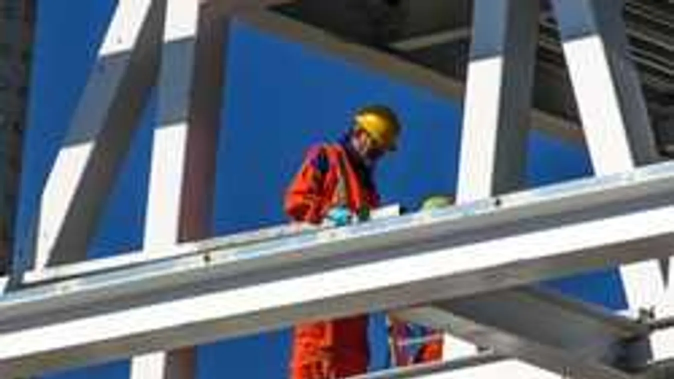 6 százalékkal emelt bért az építőipar, 50-60 százalék kellene