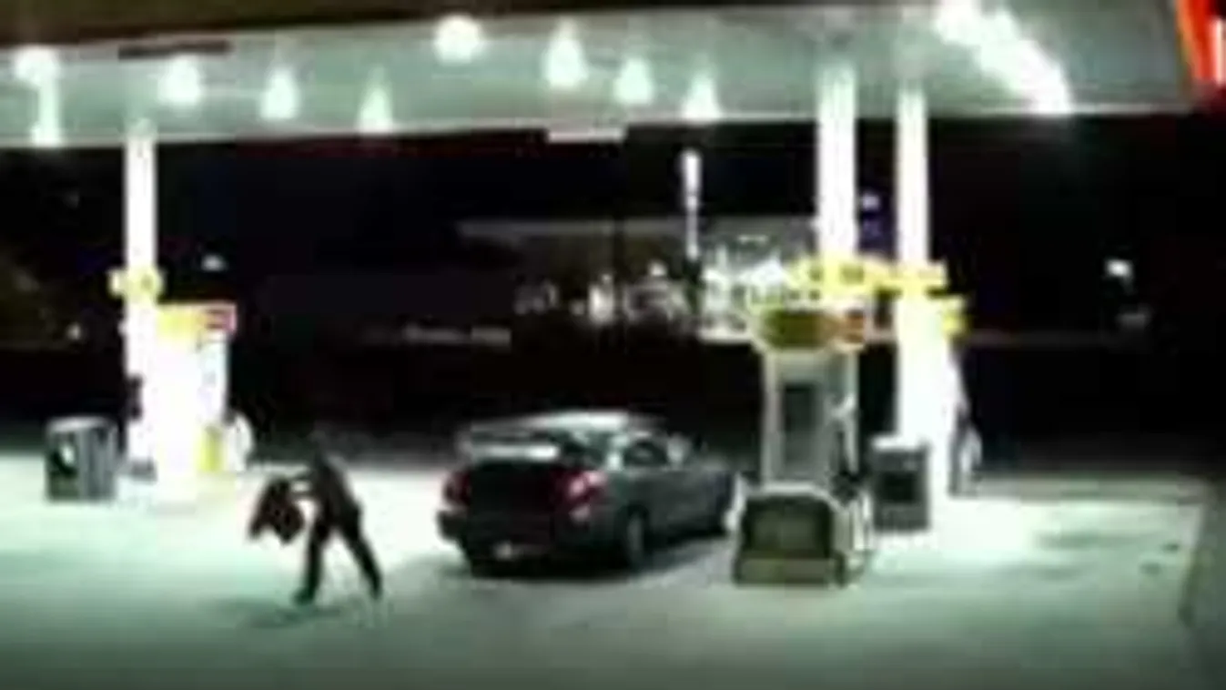 A csomagtartóból mászott elő és menekült el egy nő a benzinkúton! - videó