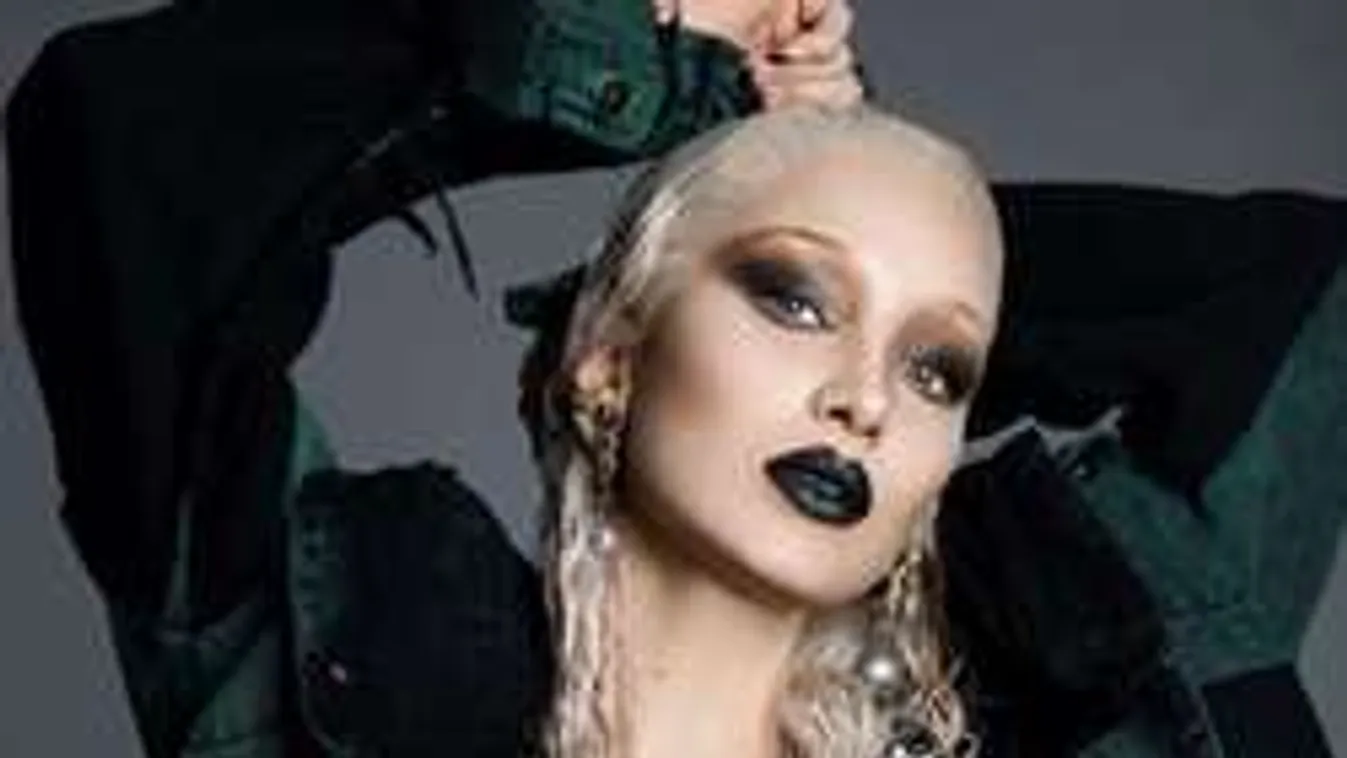 Hoppá: Titkos intimpiercinget villantott a szupermodell