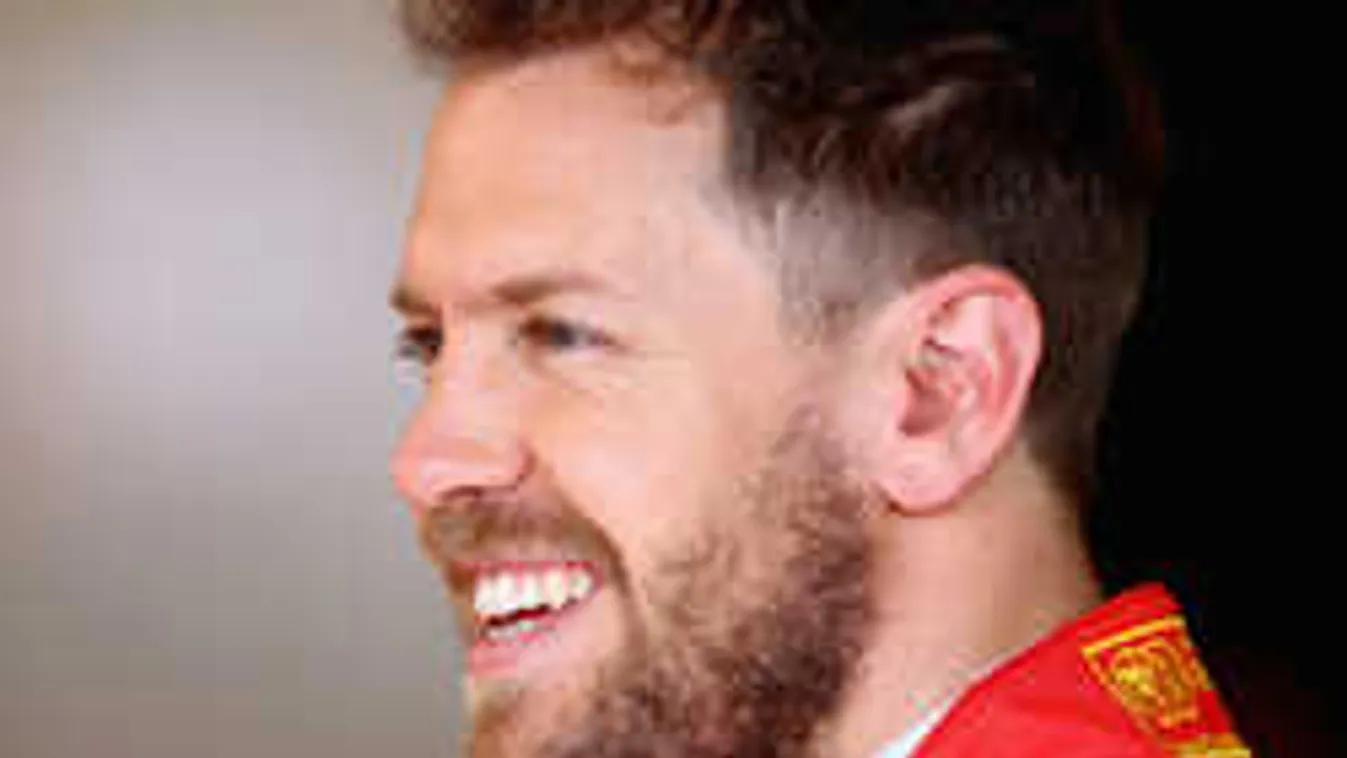 Szenzáció, Hamiltont már az első versenyen elverték