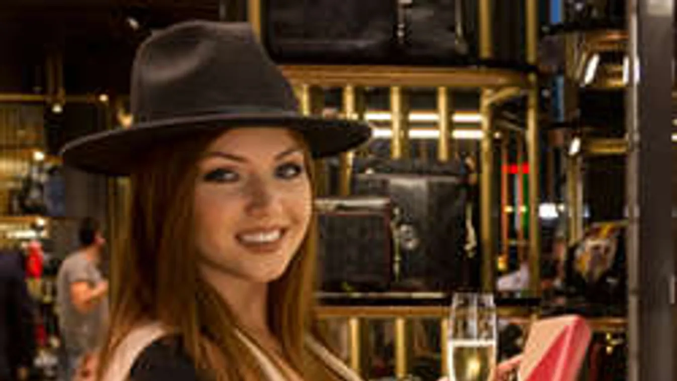 Atyaég: Mi történt Tolvai Reni arcával?