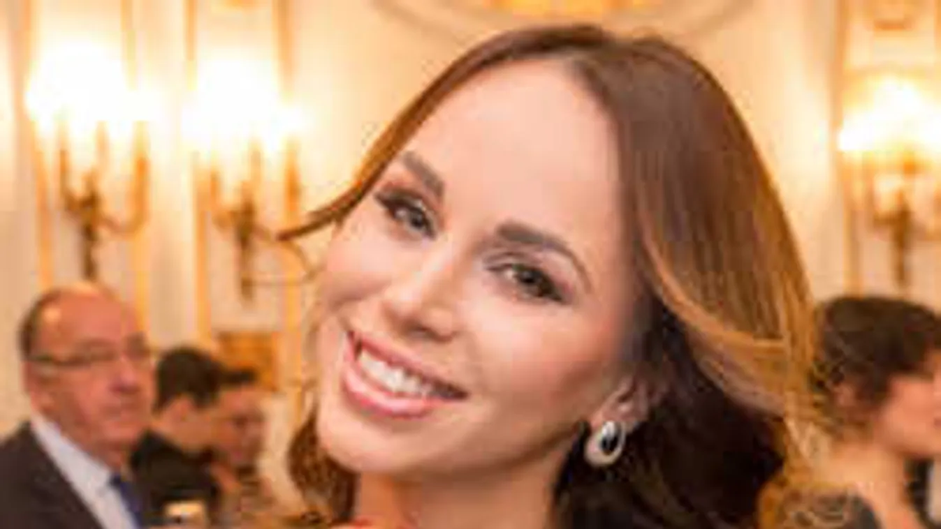 Extrém pózban mutatta meg feszes popsiját a magyar sztár