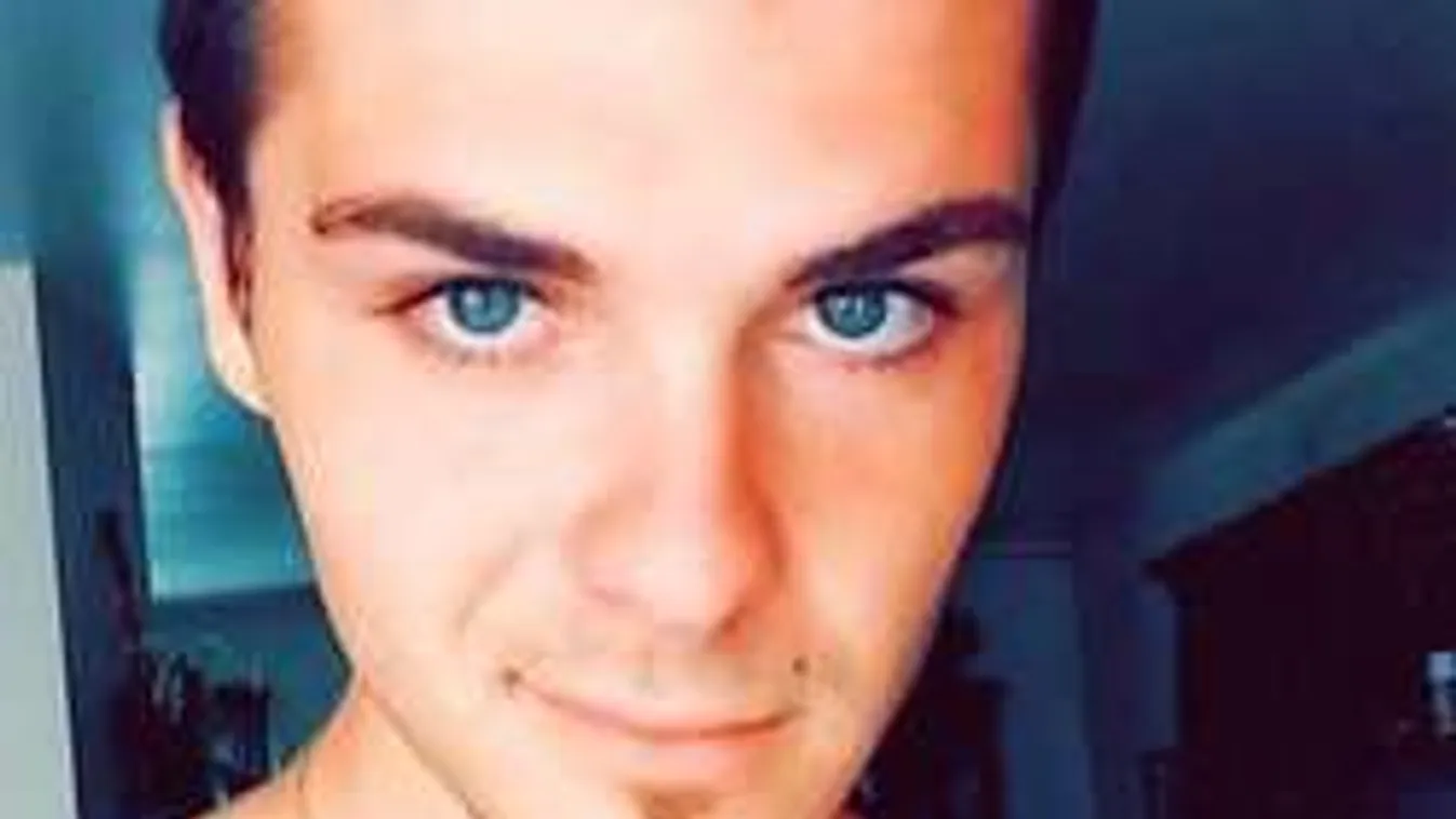 Beöltöztették halott barátjukat