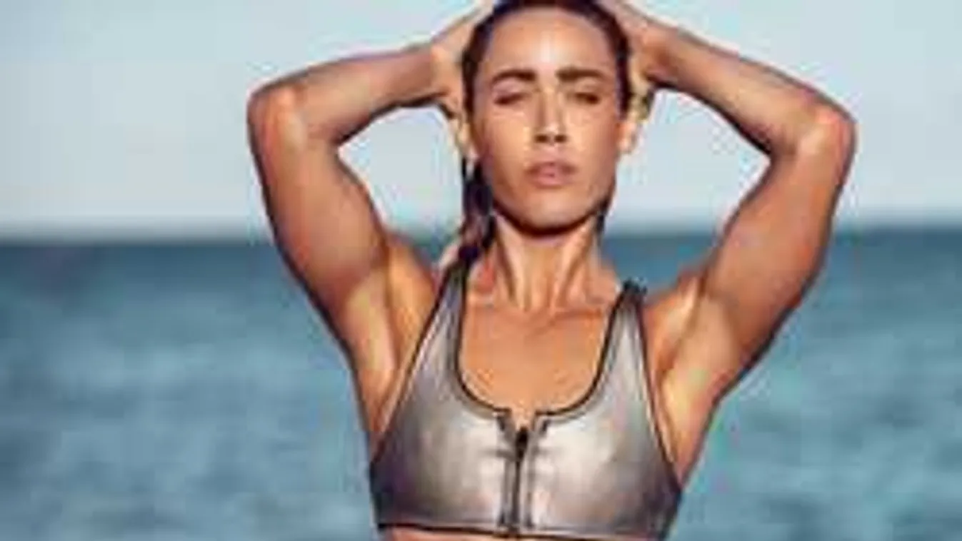 Zuhanyzás után meztelenkedett az almamellű sportolónő