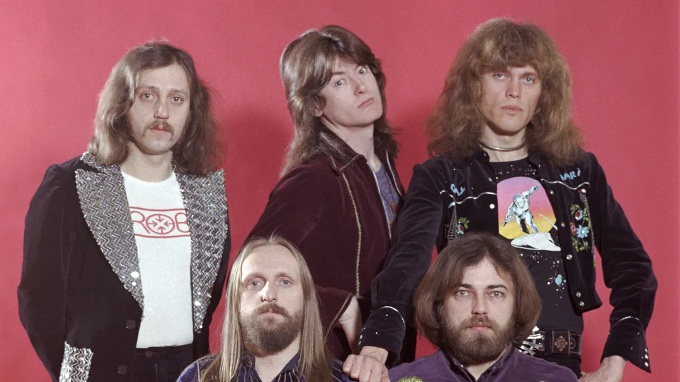 Budapest, 1975. február 3. Benkõ László (b2), Kóbor János (j), Mihály Tamás (b), Molnár György (j2) és Debreczeni Ferenc elõadómûvészek, az Omega együttes tagjai négy hónapos nyugat-európai turné után Nem tudom a neved címû nagylemezük megjelenésekor. MTI Fotó: Bara István