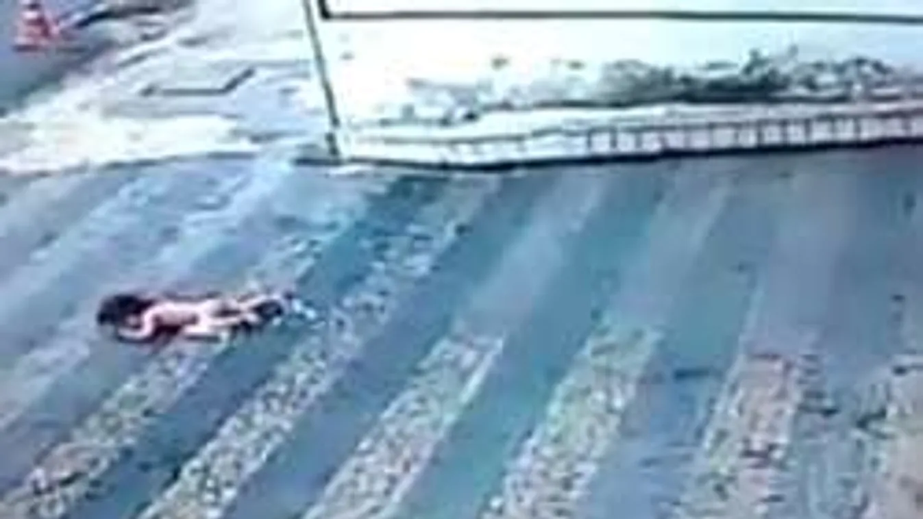 Kizuhant a másodikról a 2 éves gyerek, karcolásokkal megúszta