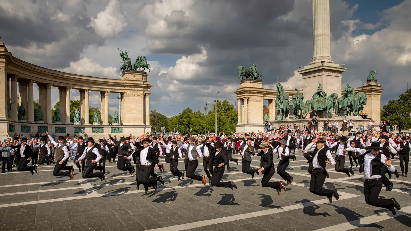 100 táncos ropta a budapesti Hősök terén-videó