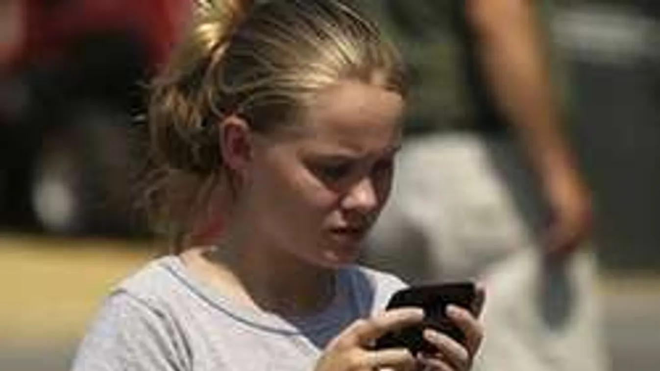 Séta, gyaloglás közben tilos lesz telefonálni, sms-ezni!