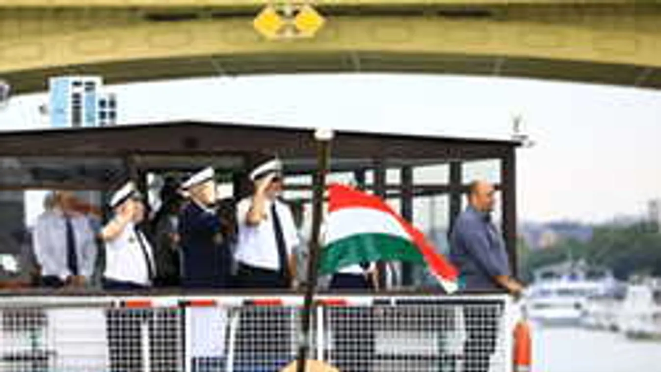 Megható, ezt mondták a gyászolók a Hableány legénységének búcsúztatóján