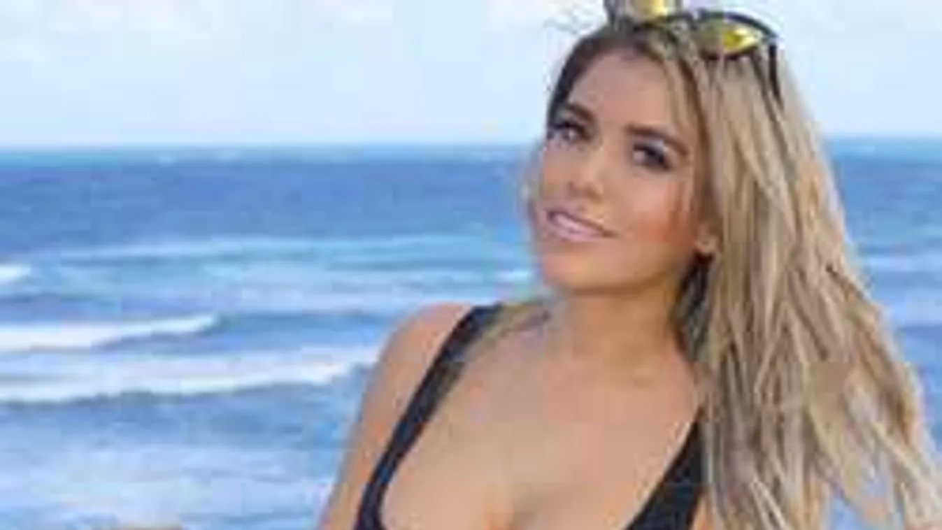 Kéjesen terpeszt az álommellű szőkeség