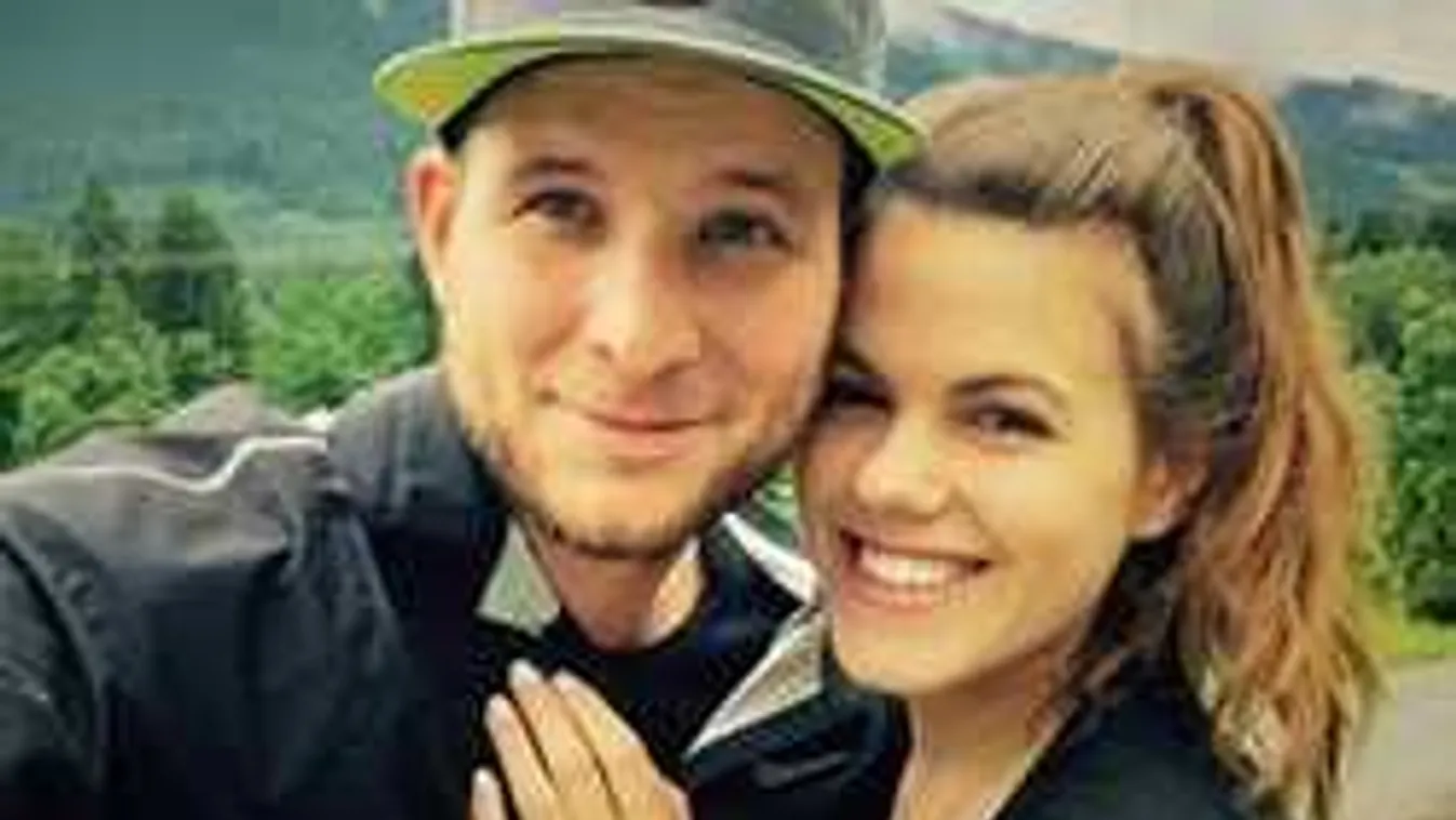 Istenes Bence meztelen fotót posztolt Csobot Adélról!