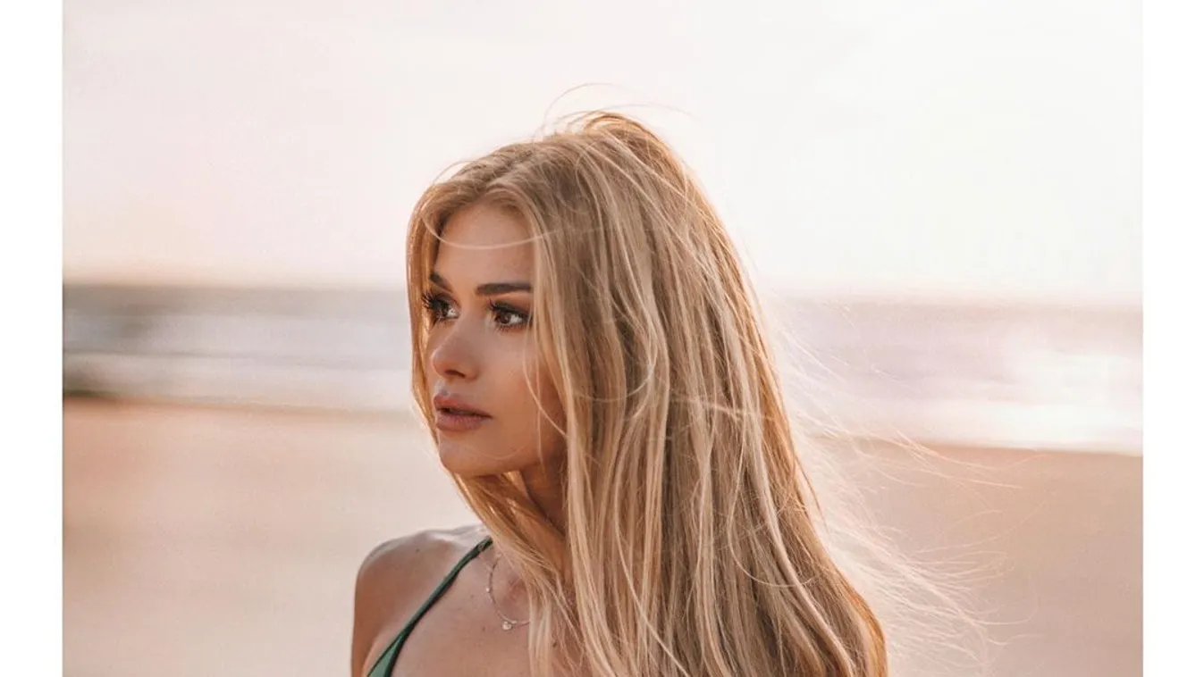 Anyaszült meztelenül sétálgatott a két barátnő a tengerparton