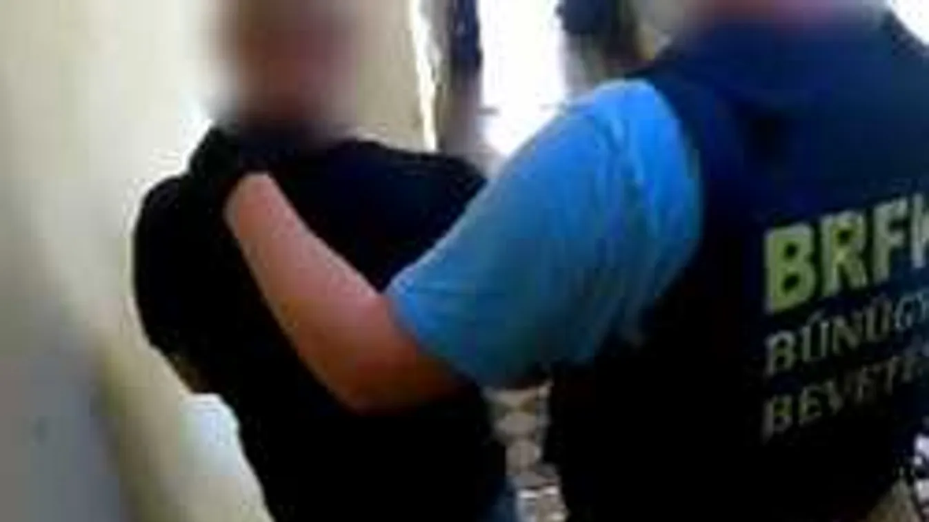 Így verte át a nyugdíjas nénit egy kamurendőr