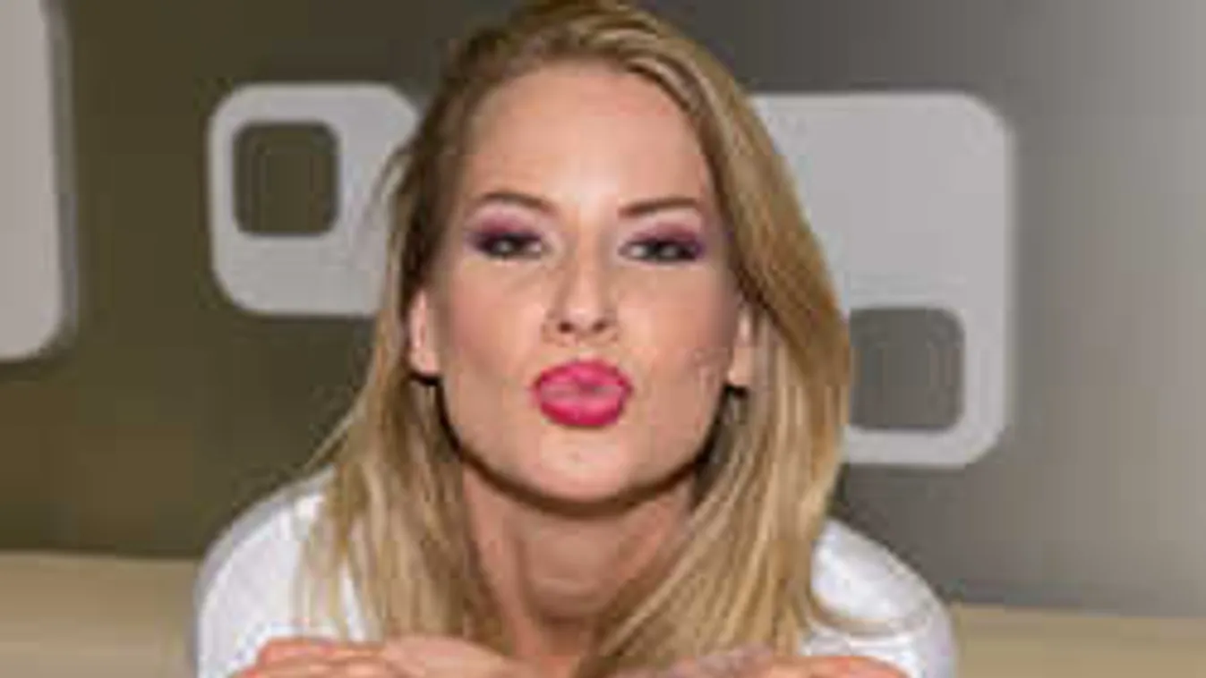 Nem szégyenlős, gyereke előtt meztelenkedik a magyar sztáranyuka