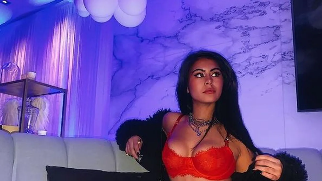 Sziklás hegyoldalban villantott formás popsit az utazó bloggerlány