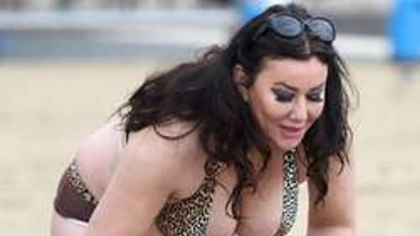 Hínárral masszírozza fenekét a realityceleb, és élvezi