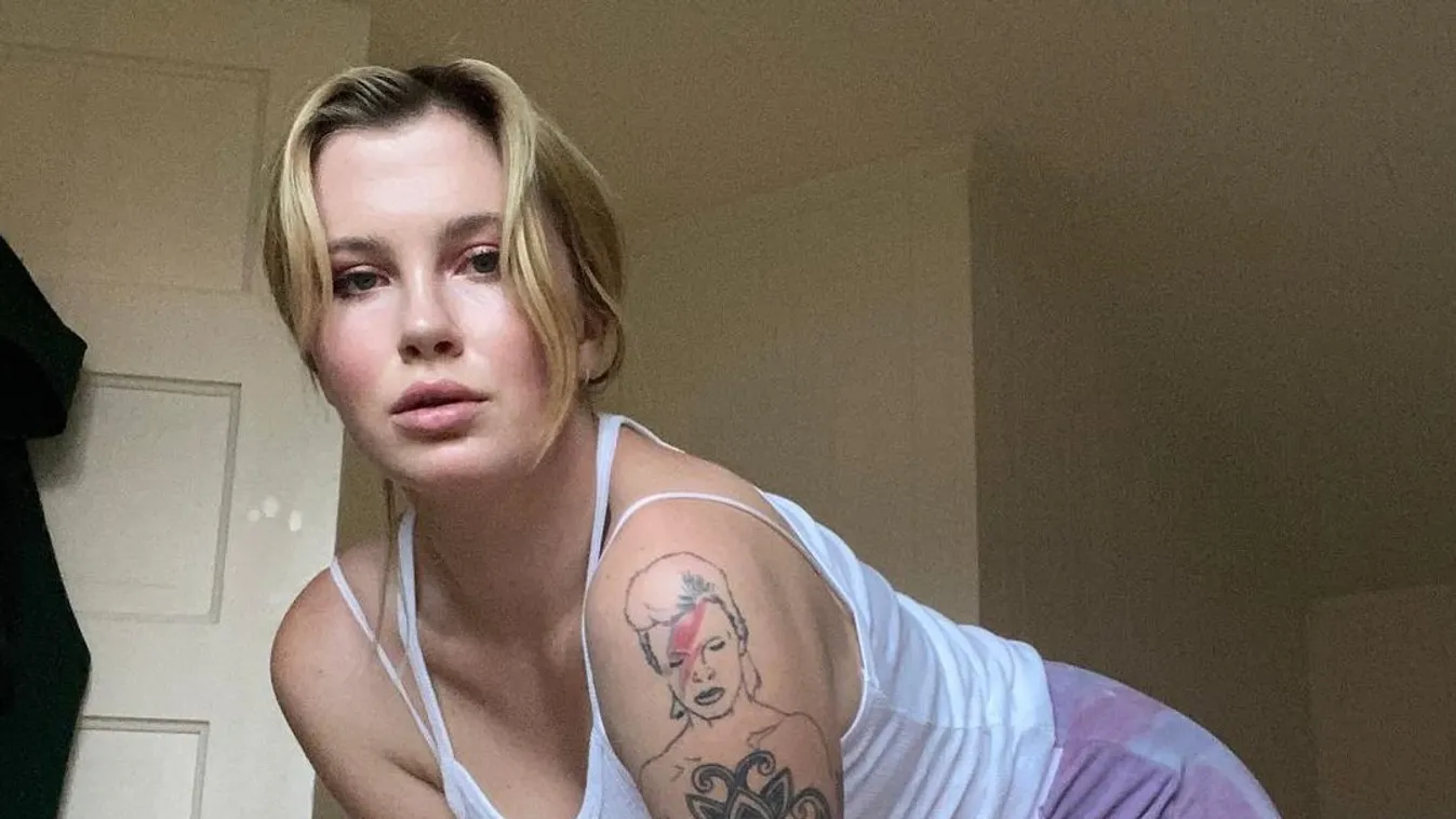 Meztelenül nosztalgiázik Kim Basinger lánya