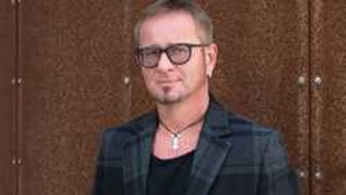 Olyan retró videó került elő a magyar énekesről, hogy talán nem is igaz