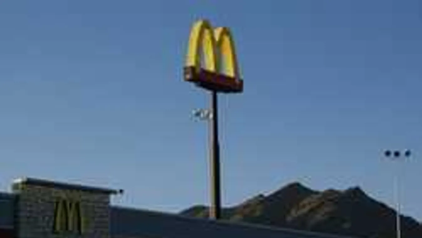 Verekedés a Mekiben: kisgyerekét tartó anyának esett neki a kasszás