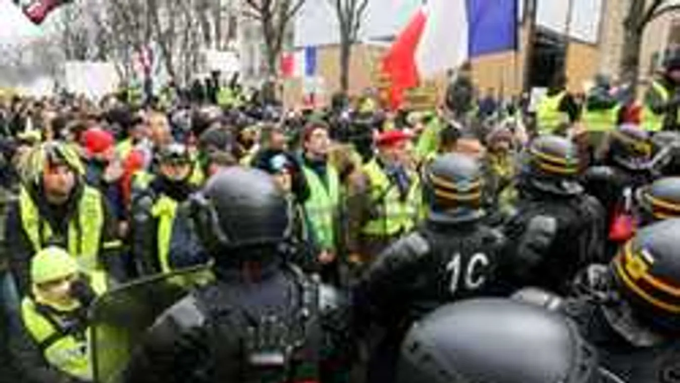 Tolókocsis tüntetőt bántalmaztak a francia rendőrök! - videó