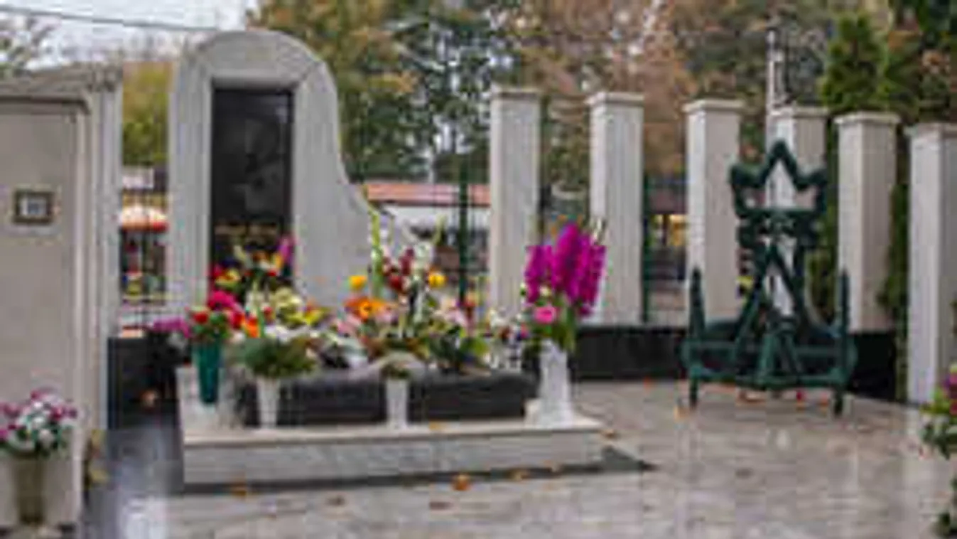 Megható módon emlékezett Zámbó Jimmy sírjánál az énekes