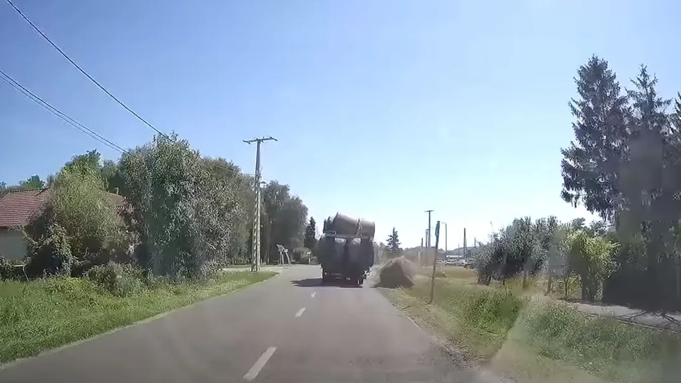 Sokkoló videó: buszmegállónál csapódott a földbe a kamion elszabadult rakománya