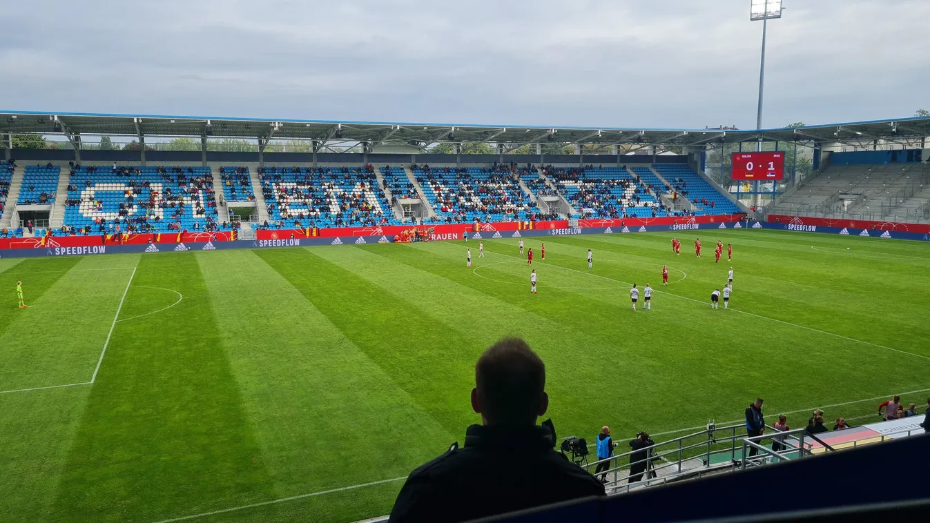 Riasztották a mentőket, a stadionban esett össze a bírónő