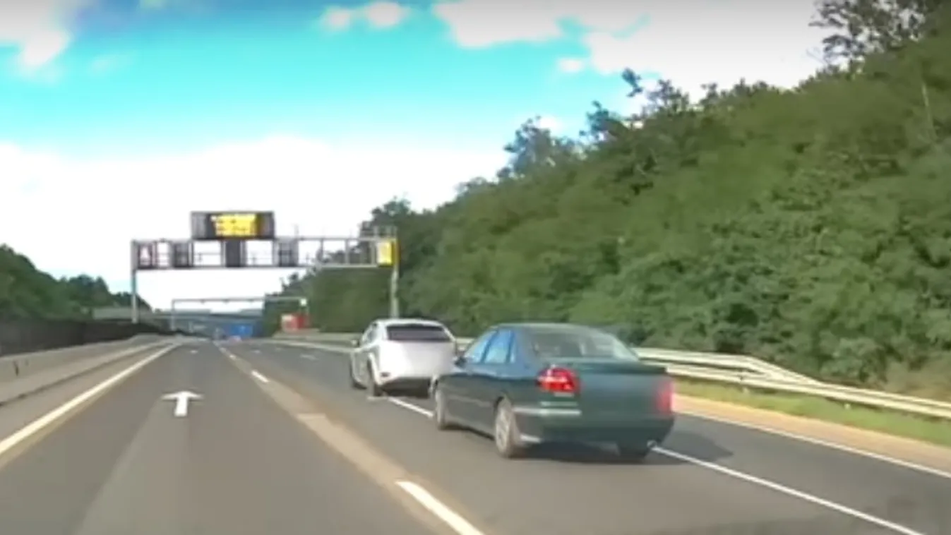 Durva videó: Büntetőfékezés miatt történt baleset az M1-M7 bevezetőn