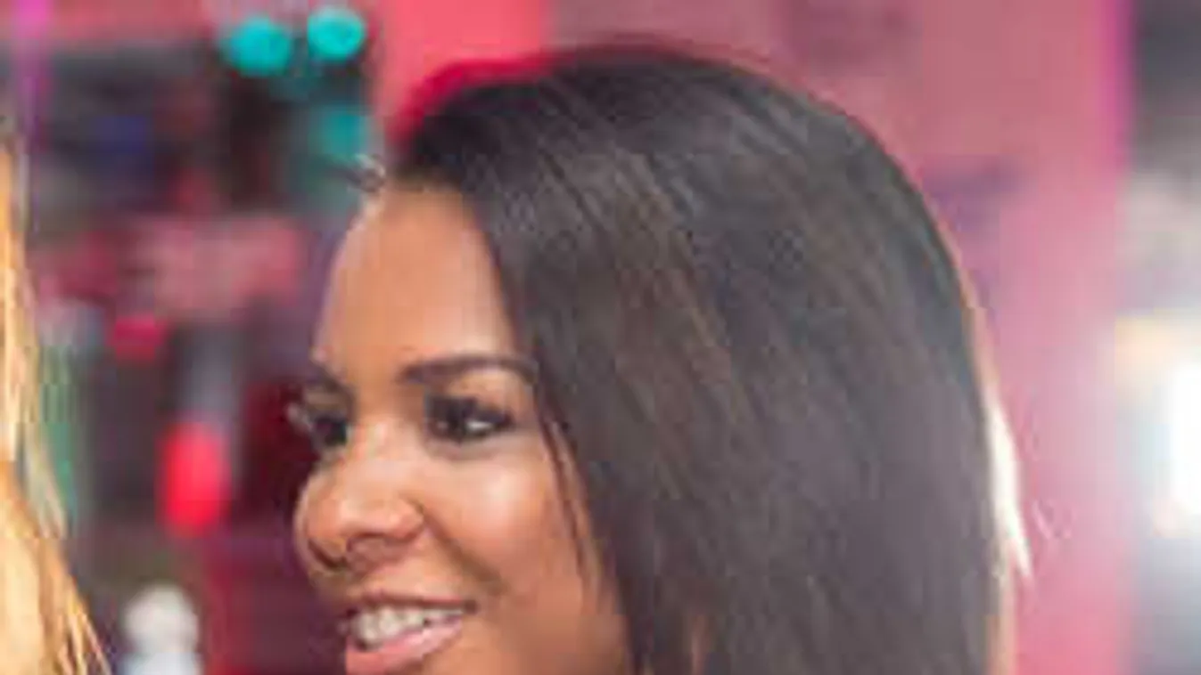 Áttetsző fehérneműben, óriási melleivel gerjeszti be a férfiakat Tücsi!