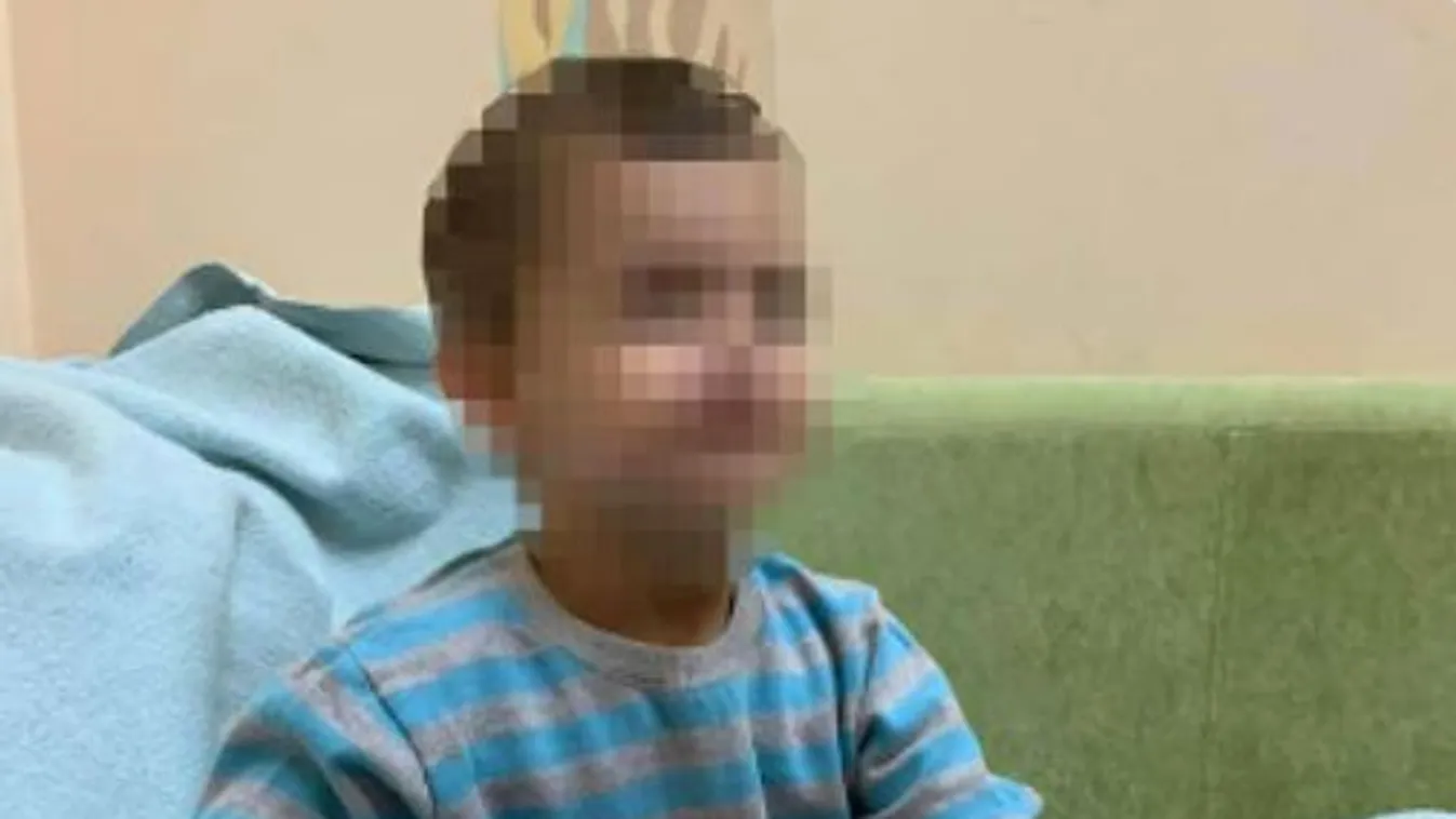 Mellbevágó: meztelenül, az ágy alatt rejtőzve találták meg a rendőrök a magára hagyott 3 éves kisfiút