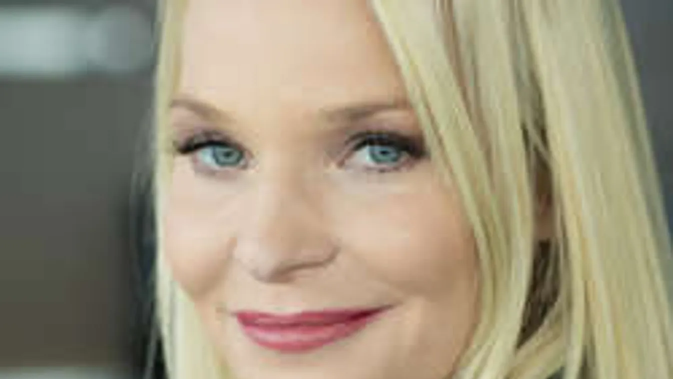 Falusi kocsma előtt merengett a távolba Lilu