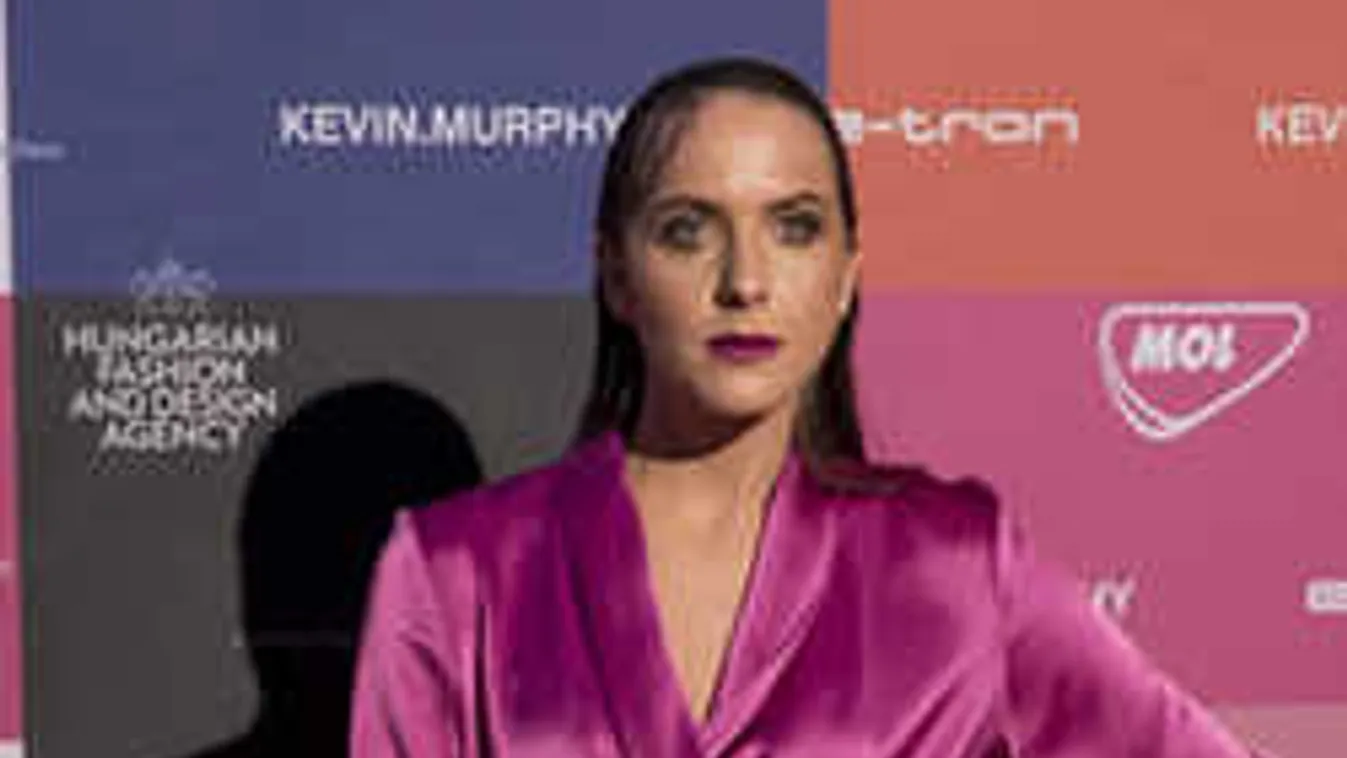 Micsoda meglepetés: ezt találta kocsija szélvédőjén a magyar színésznő