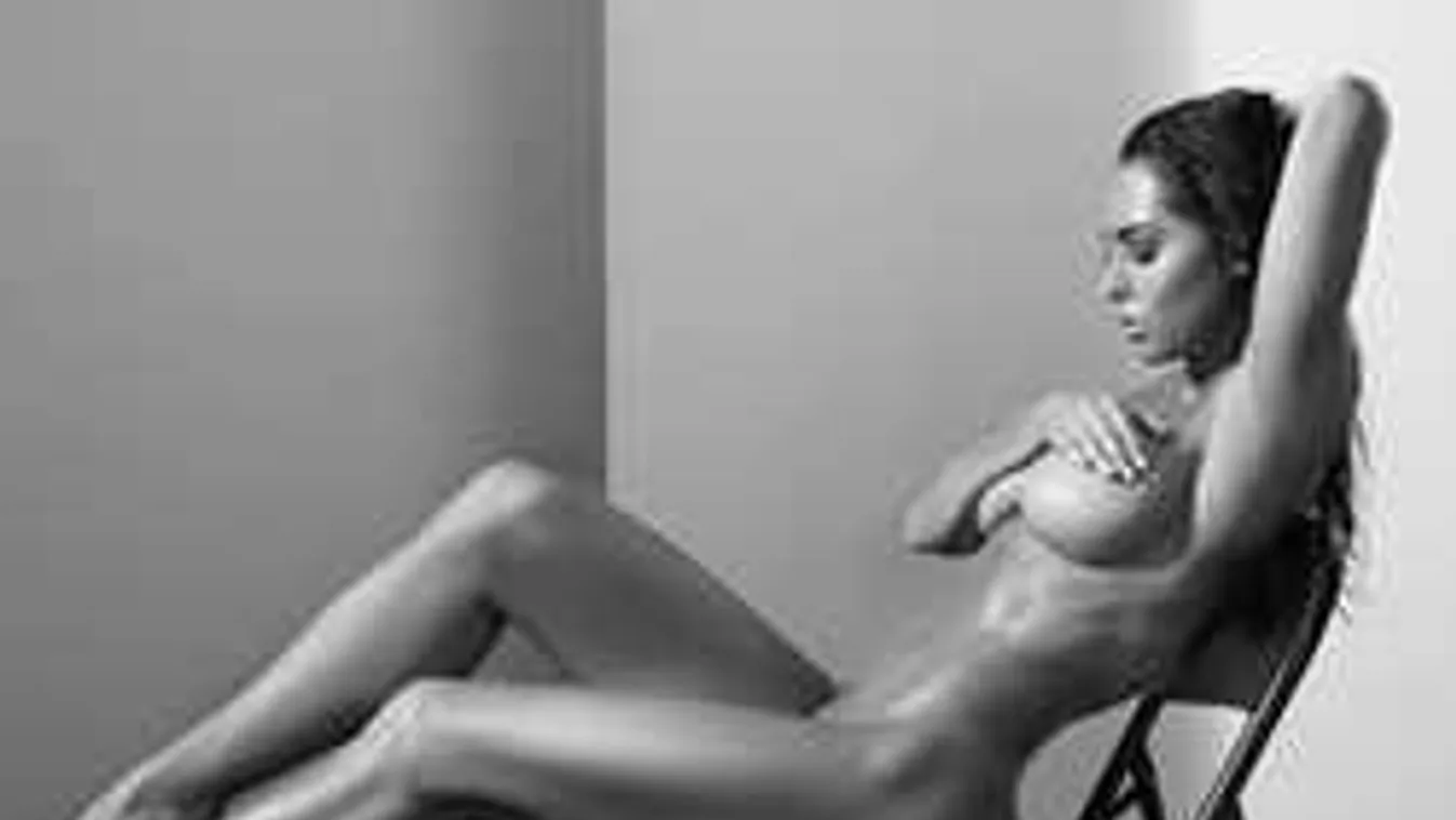 Forró kép, benedvesíti vénuszdombját a nagy mellű fitneszguru