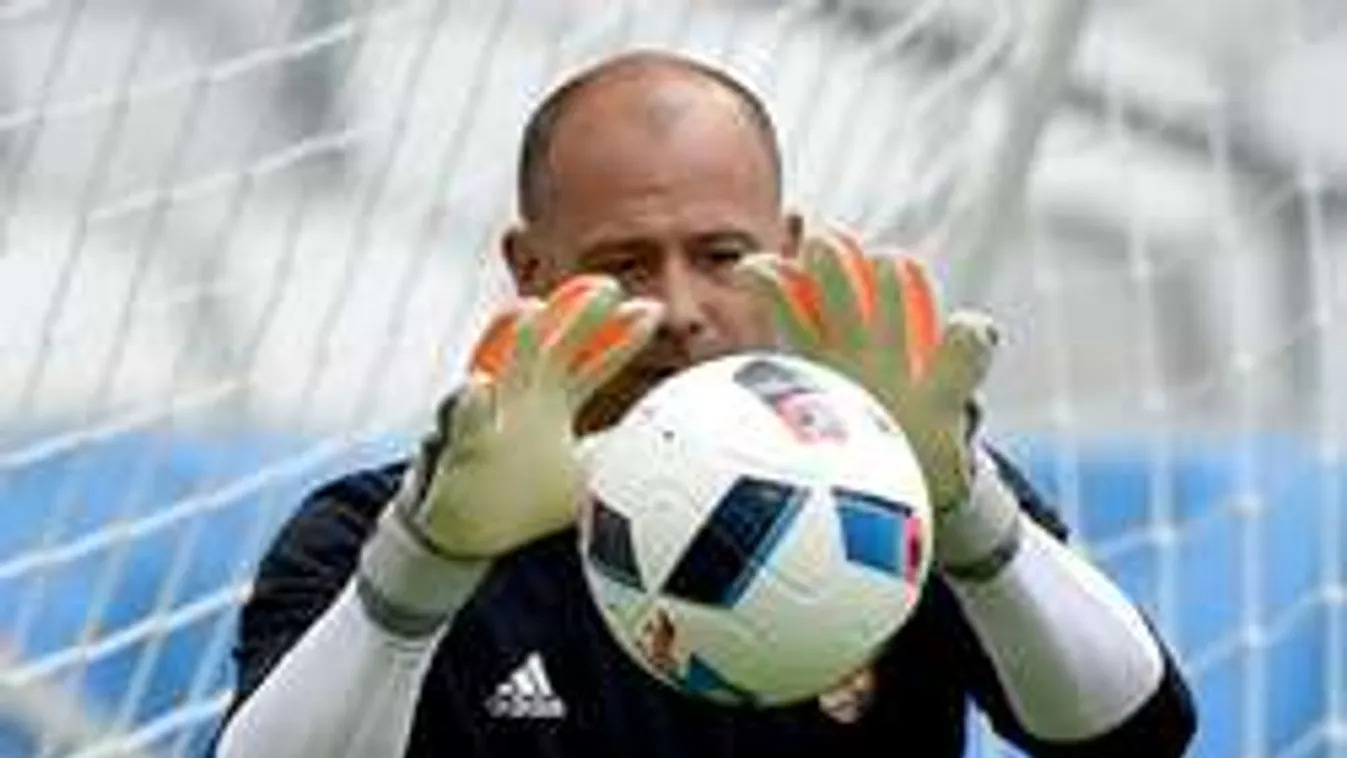 Magyarország képtelen megvenni Király kesztyűjét