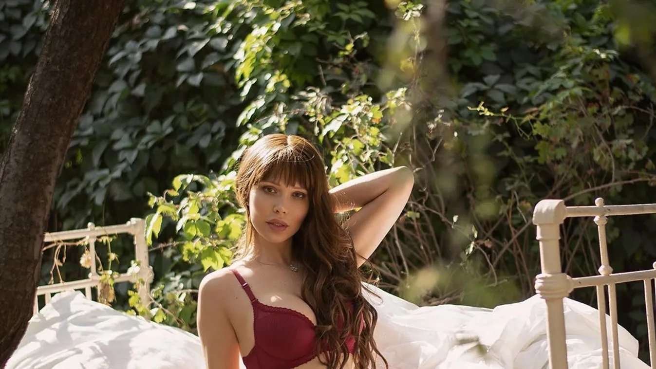 Meztelenül a fürdőben, meglesték a brutál mellű bemondónőt