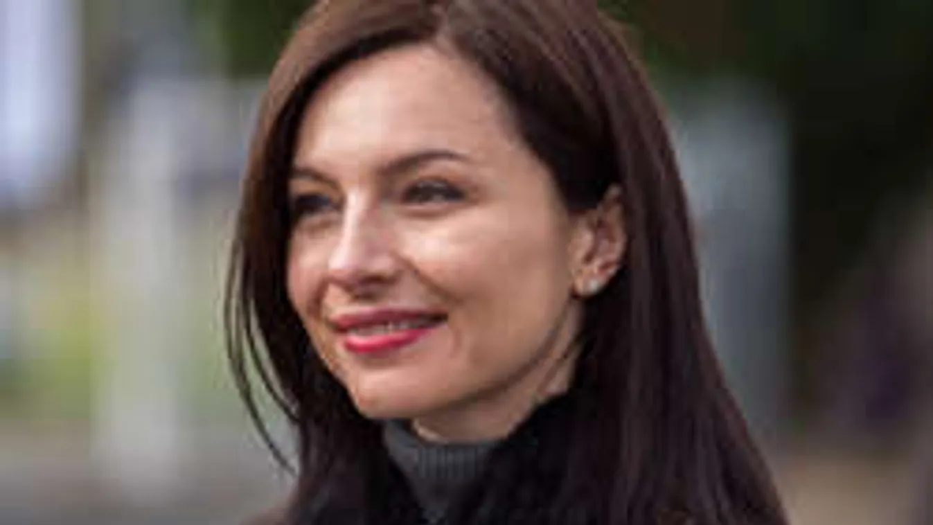 Meztelenre vetkőzött Zséda