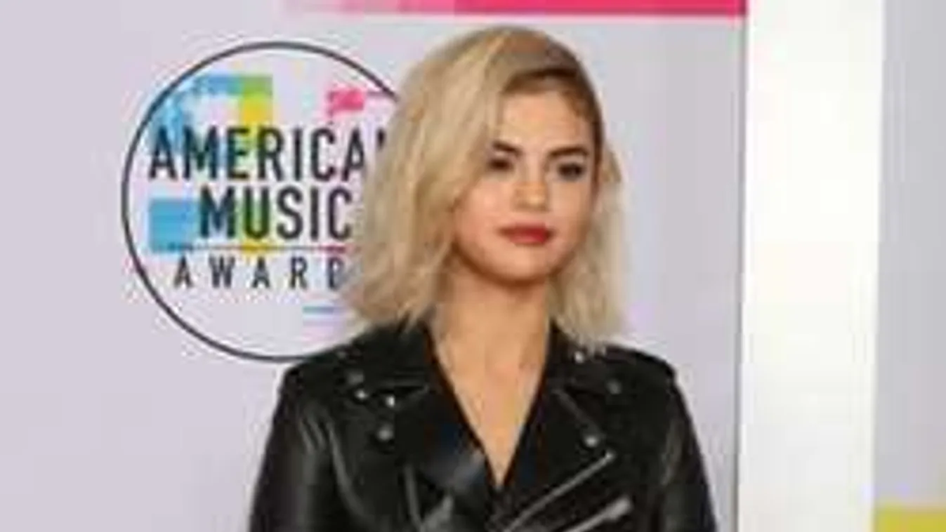 Új frizurát és bugyit villantott súlyos betegsége után a szexi énekes