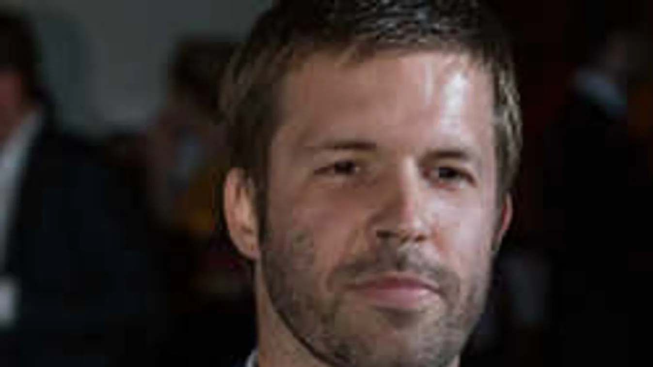 Éjjeli rémület a családban: felesége sikolyára ébredt a magyar műsorvezető